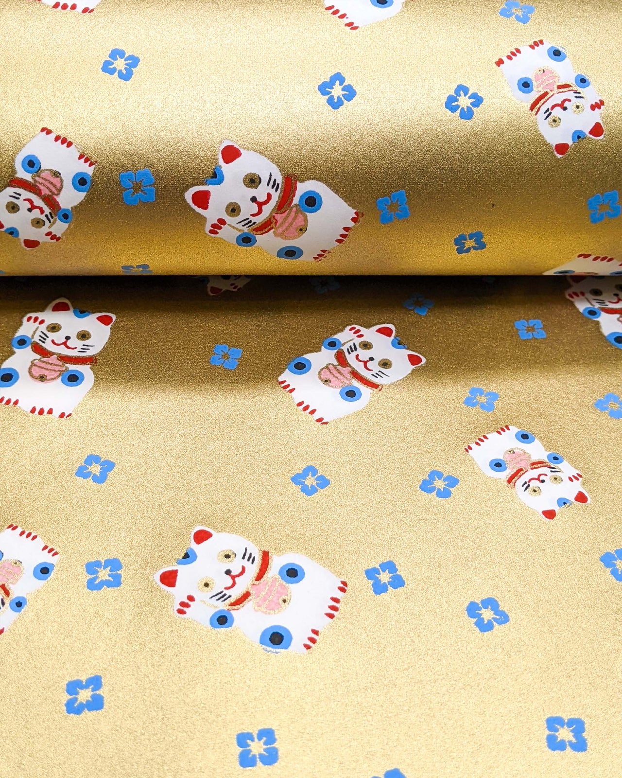 0651 Maneki Neko (Lucky Cats) on Gold