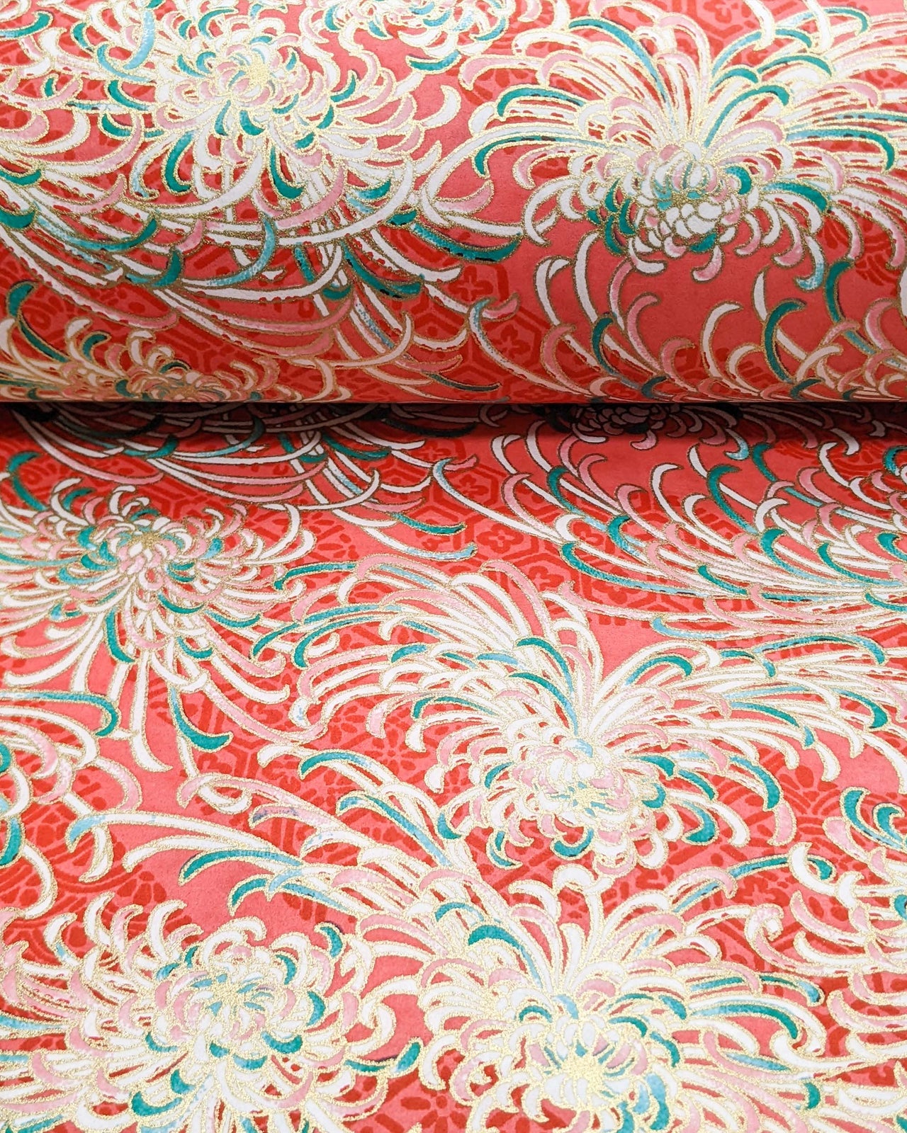 0862 Green & White Chrysanthemums on Red