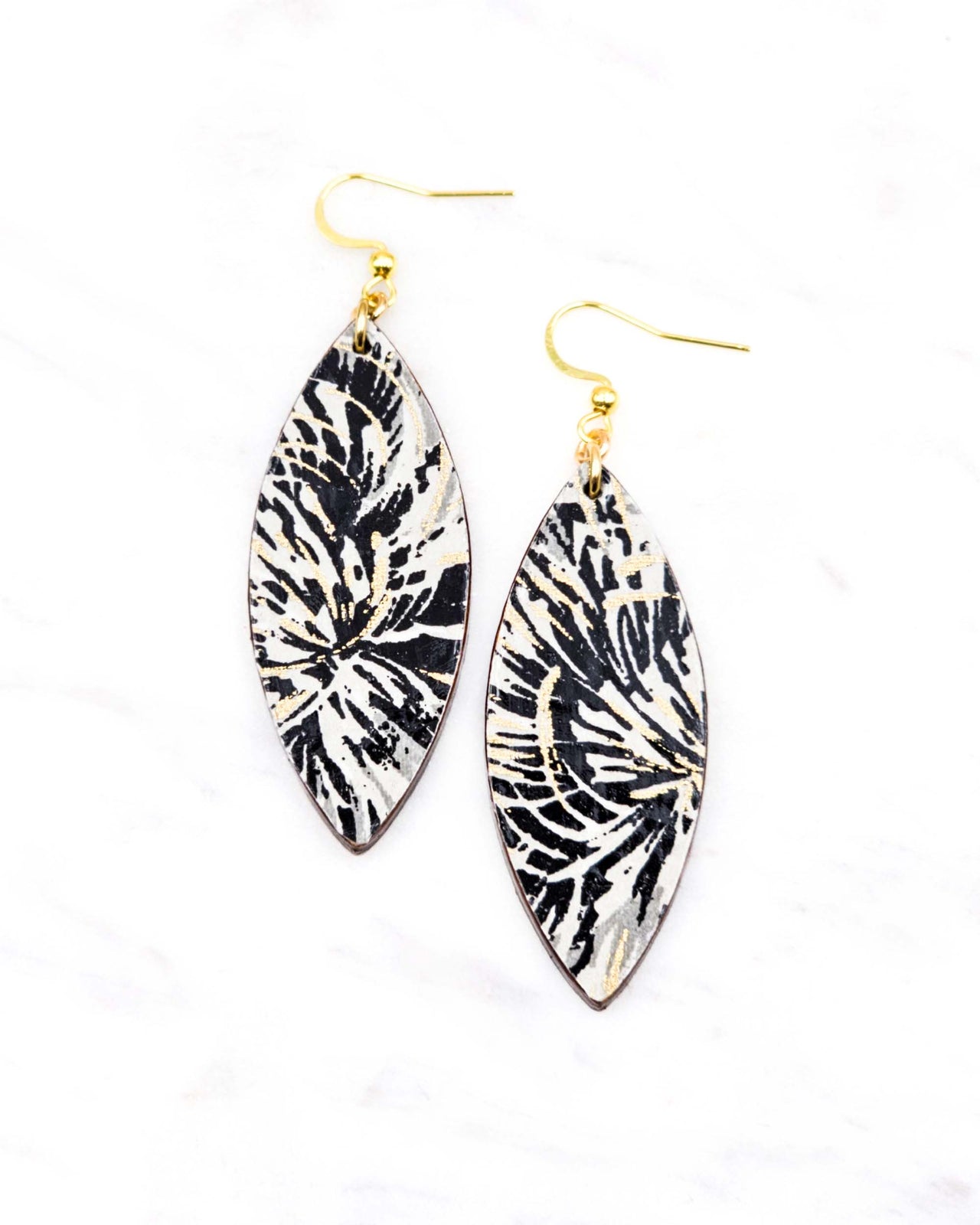 (M) Thin Pointed Oval Earrings