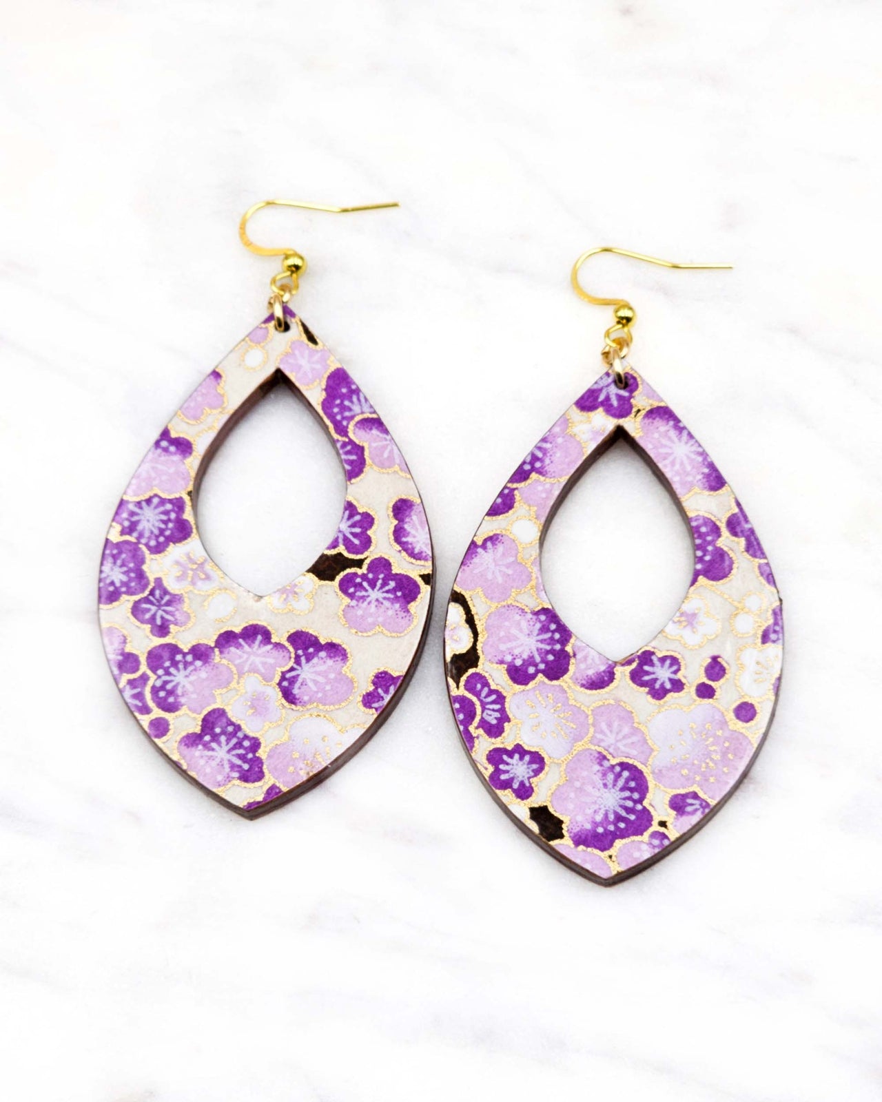 (L) Hollow Pointed Teardrop Earrings