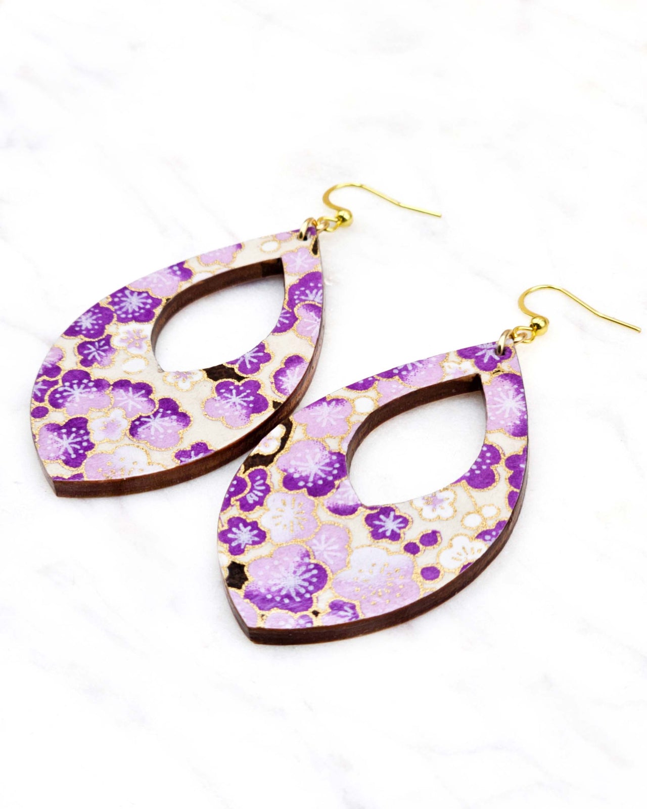 (L) Hollow Pointed Teardrop Earrings