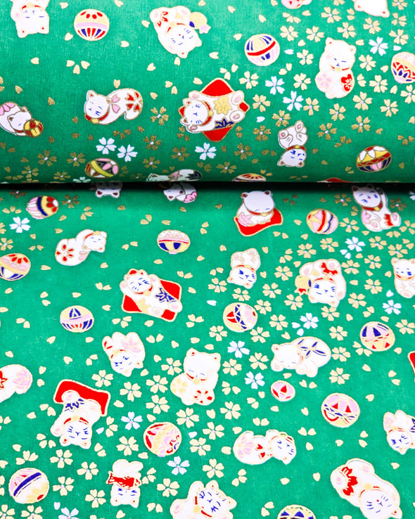 0241 Cute Maneki Neko (Lucky Cats) on Green