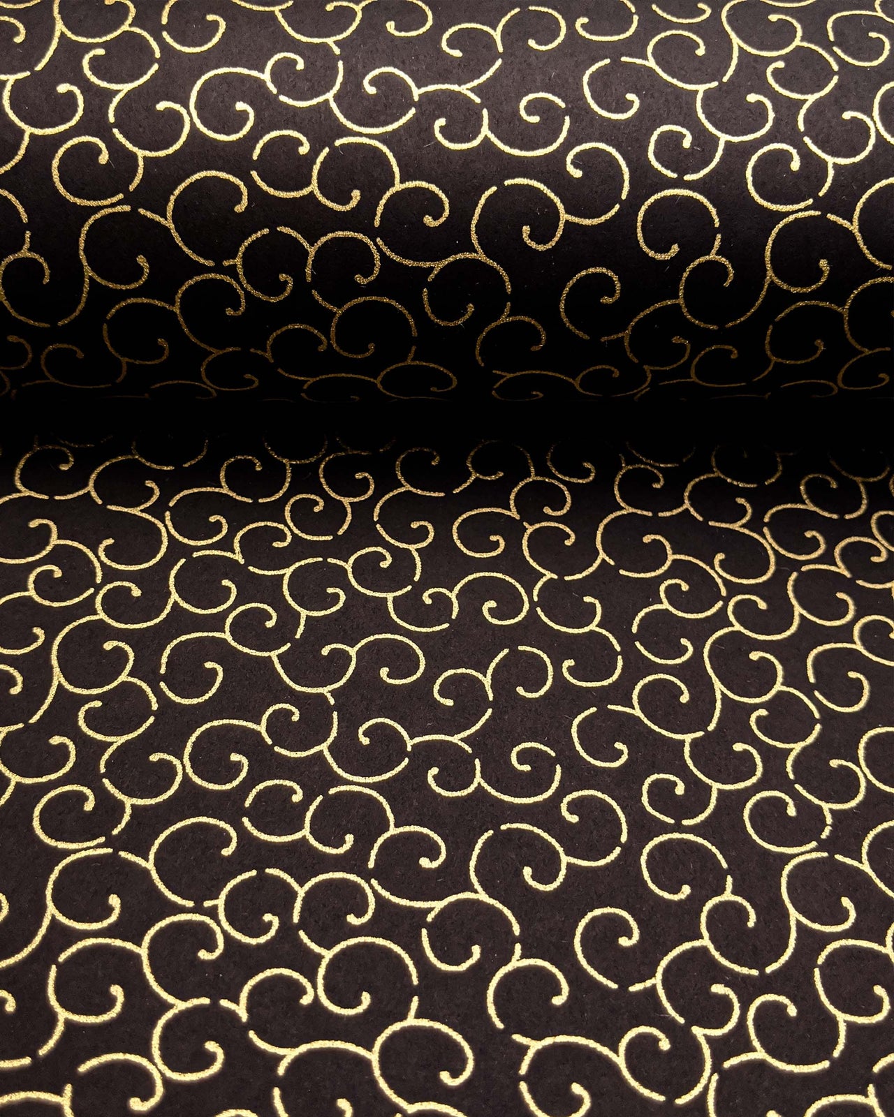 0173 Gold Swirls on Black