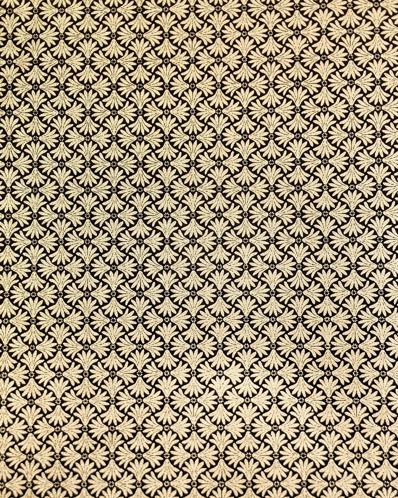 0282 Gold Geometric Pattern on Black