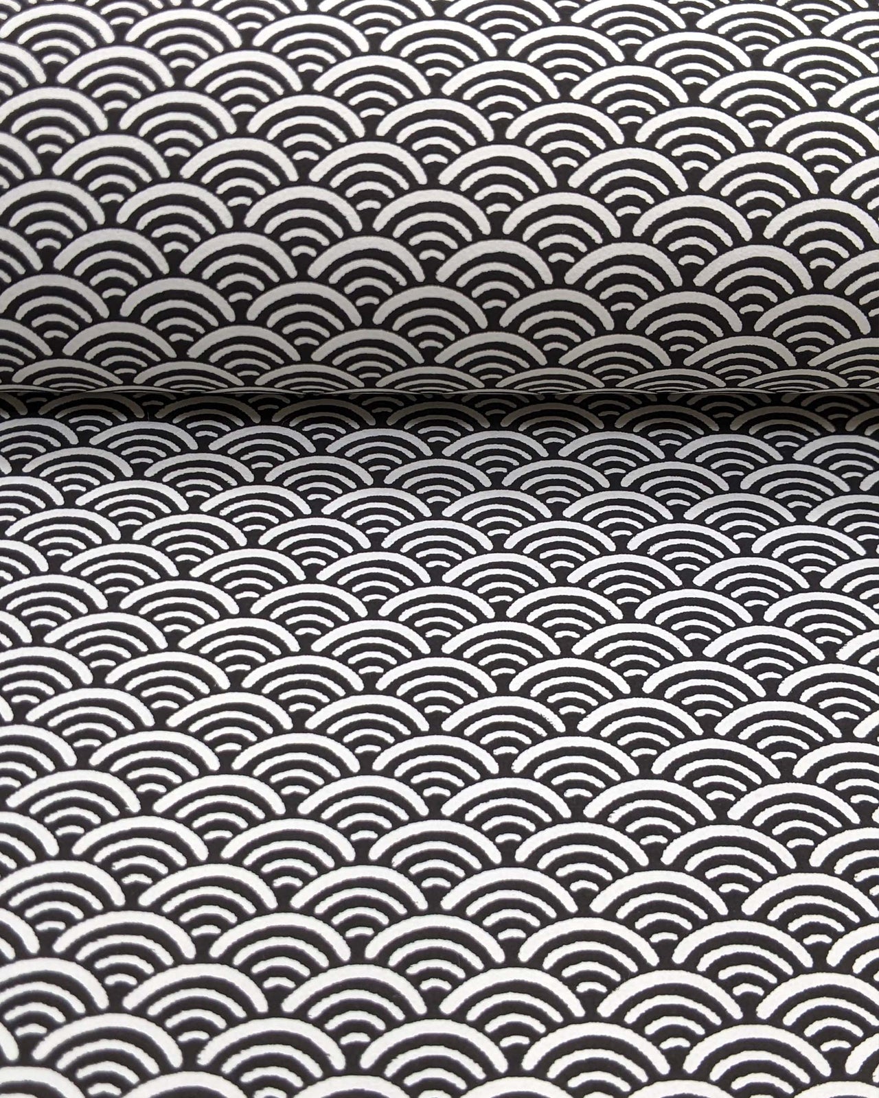 0979 Black & White Seigaiha